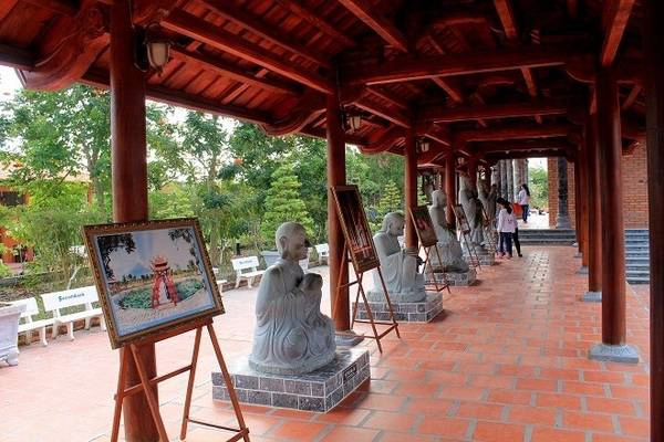 Thiền viện Trúc Lâm Phương Nam được xem là một trong những công trình nghệ thuật độc đáo nhất của xứ Tây Đô. Thiền viện Trúc Lâm Phương Nam được xem là một trong những công trình nghệ thuật độc đáo nhất của xứ Tây Đô.