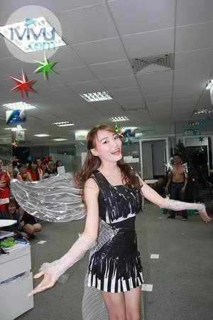 Bộ cánh của Quận 2 được giữ bí mật đến phút chót. Ảnh: iVIVU.com ivivu-by-night-noel-12