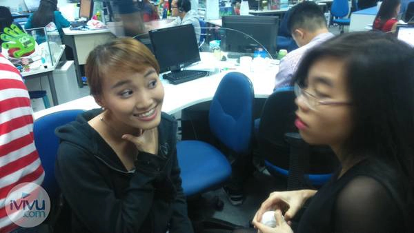 Quận 2 có hẳn một ê kíp trang điểm chuyên nghiệp làm việc không ngừng nghỉ. Ảnh: iVIVU.com ivivu-by-night-noel-1