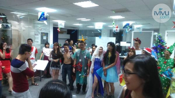 MC công bố Quận chiến thắng. Ảnh: iVIVU.com ivivu-by-night-noel-10