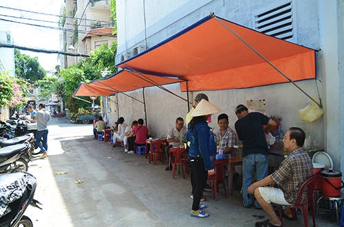 Những túp lều xanh cạnh bên những tán cây tại quán Song Mộc. Ảnh: Phong Vinh.