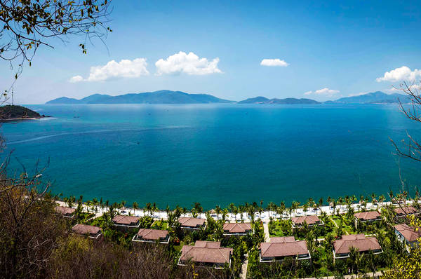 Amiana nép mình yên bình bên một ốc đảo xinh đẹp với vùng biển xanh trong và dải cát trắng mịn màng. Amiana nép mình yên bình bên một ốc đảo xinh đẹp với vùng biển xanh trong và dải cát trắng mịn màng.