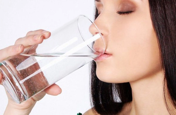 Mẹ nên uống nhiều nước để tăng tiết sữa