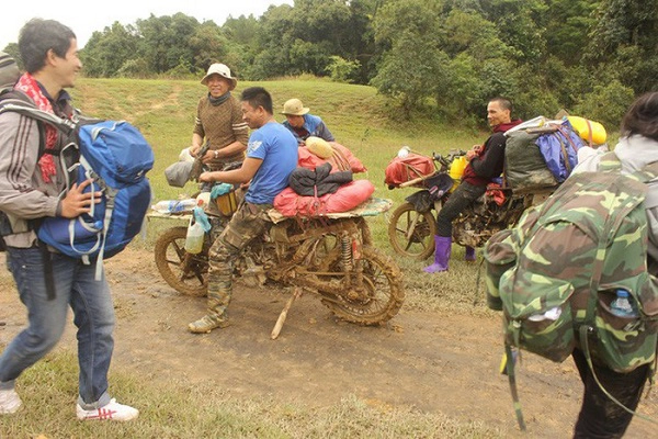 Người và "ngựa sắt" ngập trong bùn trên cung đường Tà Năng - Phan Dũng. Ảnh: NVCC Người và "ngựa sắt" ngập trong bùn trên cung đường Tà Năng - Phan Dũng. Ảnh: NVCC