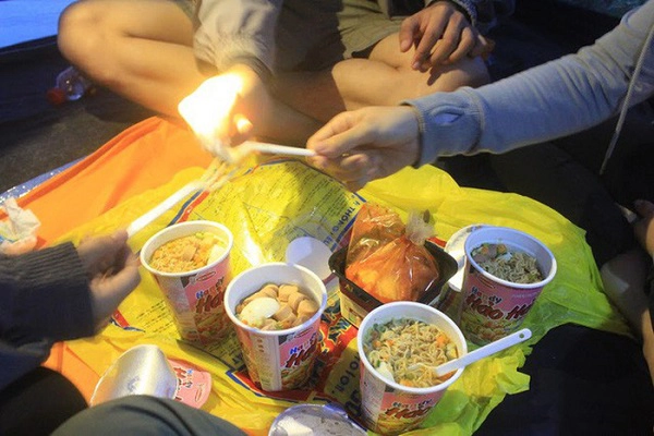 Những hộp mì tôm "cứu đói" cuối cùng của nhóm bạn trẻ bị lạc trong rừng. Ảnh: NVCC Những hộp mì tôm "cứu đói" cuối cùng của nhóm bạn trẻ bị lạc trong rừng. Ảnh: NVCC