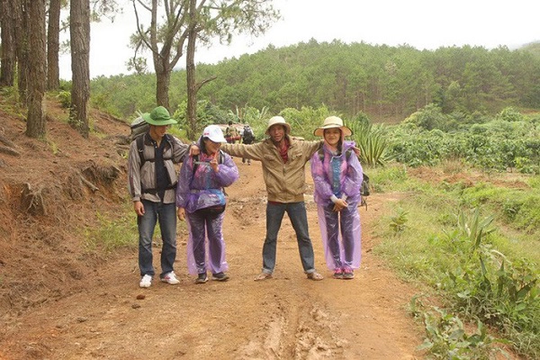 Các bạn chụp ảnh cùng người dân địa phương trước khi lên đường chinh phục "cung đường trekking đẹp nhất Việt Nam". Ảnh: NVCC Các bạn chụp ảnh cùng người dân địa phương trước khi lên đường chinh phục "cung đường trekking đẹp nhất Việt Nam". Ảnh: NVCC