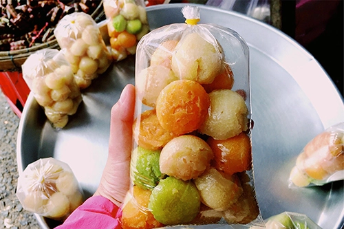 Bánh bò thốt nốt giá 15.000 đồng một bịch. Ảnh: Linh Sea. Bánh bò thốt nốt giá 15.000 đồng một bịch. Ảnh: Linh Sea.