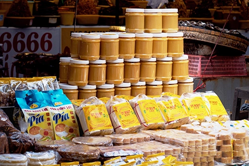 Đường thốt nốt có nhiều loại sau khi chế biến như đường cục, đường nước. Giá dao động từ 35.000 đồng. Ảnh: Linh Sea. Đường thốt nốt có nhiều loại sau khi chế biến như đường cục, đường nước. Giá dao động từ 35.000 đồng. Ảnh: Linh Sea.