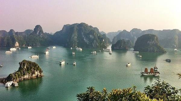 Vịnh Hạ Long được bình chọn là một trong những kỳ quan thiên nhiên mới của thế giới và là điểm đến được các du khách quốc tế yêu thích. Hiện nay, với dịch vụ du thuyền 5 sao, du khách có thể trải nghiệm Hạ Long theo cách tiện nghi và thoải mái nhất. Ảnh: Dailytelegraph