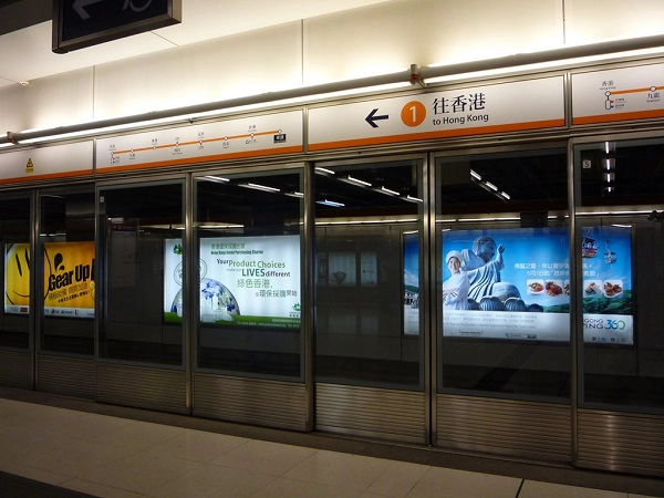 Hầu hết đường ray của MRT Hong Kong đều có cửa an toàn ở các nhà ga. Cửa kính và cửa tàu sẽ mở ra cùng một lúc an toàn cho khách, đồng thời giúp bạn xác định chỗ lên tàu dễ dàng hơn. Ảnh: ADE. Hầu hết đường ray của MRT Hong Kong đều có cửa an toàn ở các nhà ga. Cửa kính và cửa tàu sẽ mở ra cùng một lúc an toàn cho khách, đồng thời giúp bạn xác định chỗ lên tàu dễ dàng hơn. Ảnh: ADE.