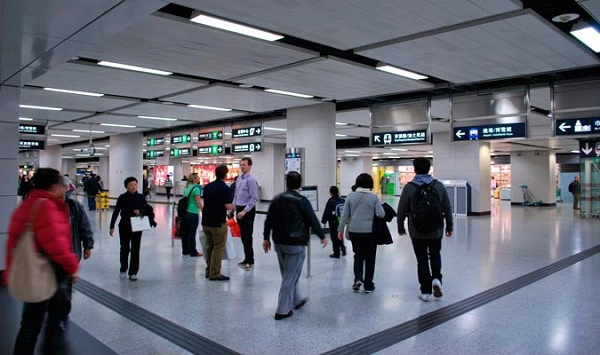 Ngoài ra, hệ thống biển chỉ dẫn định hướng ở các trạm MTR ở Hong Kong rất rõ ràng, giúp du khách di chuyển trong nhà ga rộng mà không tốn quá nhiều thời gian hay lo lạc đường. Ảnh: Hongkong. Ngoài ra, hệ thống biển chỉ dẫn định hướng ở các trạm MTR ở Hong Kong rất rõ ràng, giúp du khách di chuyển trong nhà ga rộng mà không tốn quá nhiều thời gian hay lo lạc đường. Ảnh: Hongkong.