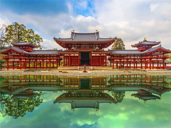 Kyoto có những ngôi đền tuyệt đẹp, như đền Byodo-in được UNESCO công nhận là Di sản Thế giới. Kyoto có những ngôi đền tuyệt đẹp, như đền Byodo-in được UNESCO công nhận là Di sản Thế giới.
