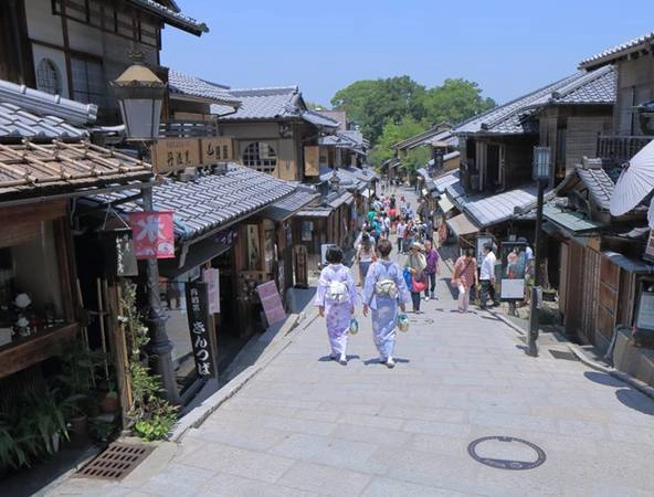 Các phong tục và kiến trúc truyền thống được Kyoto gìn giữ và bảo tồn, như khu phố Ninenzaka dẫn tới đền Kiyomizu-dera. Các phong tục và kiến trúc truyền thống được Kyoto gìn giữ và bảo tồn, như khu phố Ninenzaka dẫn tới đền Kiyomizu-dera.