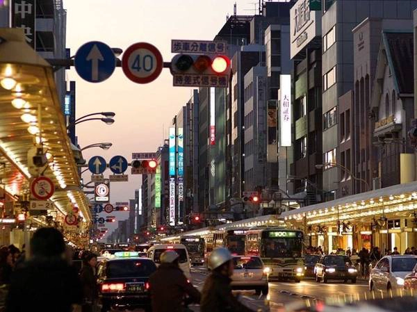 Nhưng nơi này cũng có những khu hiện đại, sôi động. Quận mua sắm Shijo-Dori không thua kém gì Tokyo. Nhưng nơi này cũng có những khu hiện đại, sôi động. Quận mua sắm Shijo-Dori không thua kém gì Tokyo.