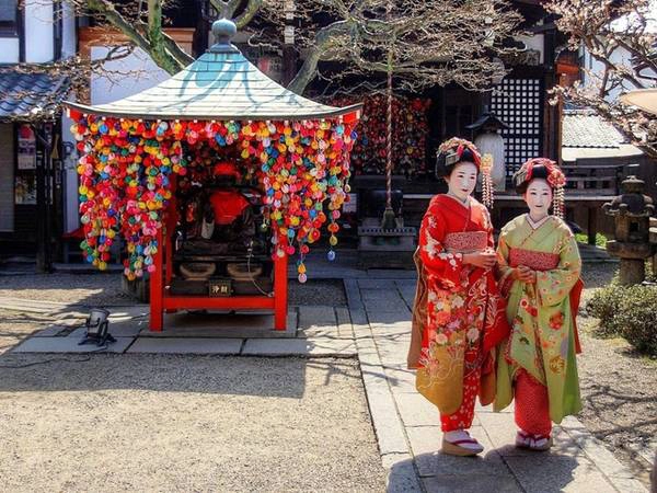 Các geisha thường xuyên xuất hiện quanh thành phố. Các geisha thường xuyên xuất hiện quanh thành phố.