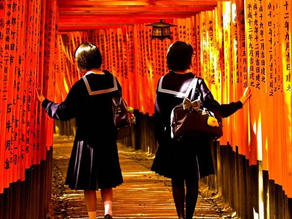 Những cây cổng đỏ rực rỡ trải dọc con đường dài 4 km dẫn lên đền Fushimi Inari Taisha thờ thần Inari. Inari được coi là vị thần bảo trợ kinh doanh, nên mỗi cổng đều do một doanh nghiệp cúng dường. Những cây cổng đỏ rực rỡ trải dọc con đường dài 4 km dẫn lên đền Fushimi Inari Taisha thờ thần Inari. Inari được coi là vị thần bảo trợ kinh doanh, nên mỗi cổng đều do một doanh nghiệp cúng dường.
