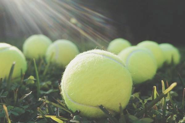 Một quả bóng tennis sẽ giúp việc xoa bóp vùng cơ thể đau nhức của bạn đạt hiệu quả cao hơn. Ảnh: Getty. Một quả bóng tennis sẽ giúp việc xoa bóp vùng cơ thể đau nhức của bạn đạt hiệu quả cao hơn. Ảnh: Getty.