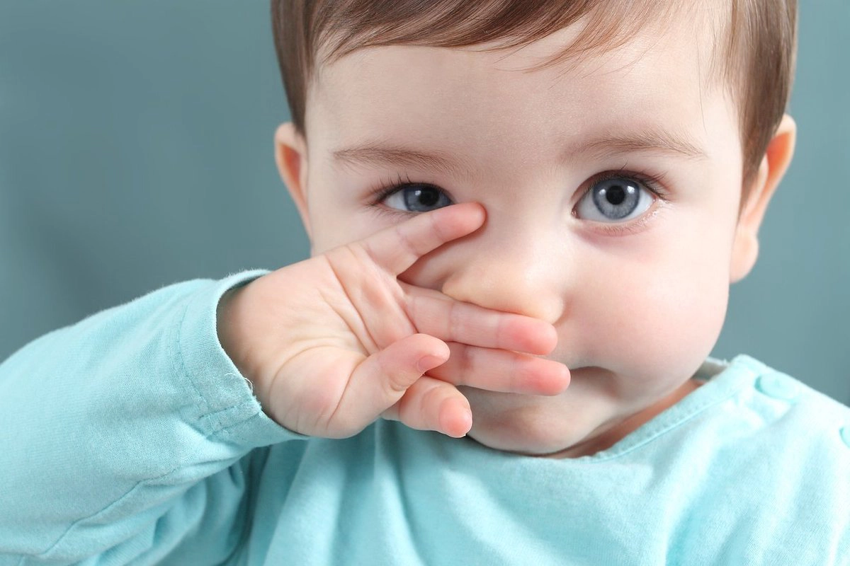 Bé thường xuyên bị nghẹt mũi, phải làm sao?