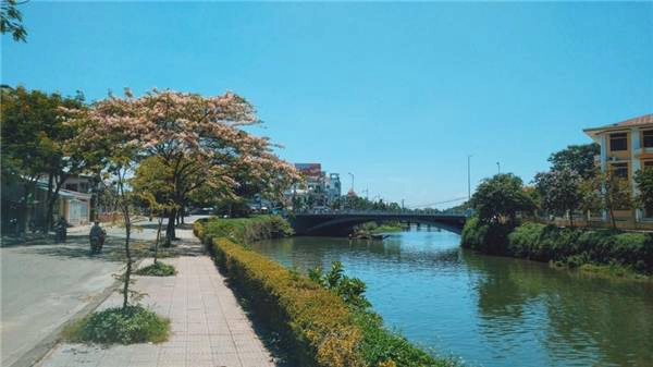 Phong cảnh đẹp "ngỡ ngàng" của thành phố miền Trung. (Nguồn: Khìn) Phong cảnh đẹp "ngỡ ngàng" của thành phố miền Trung. (Nguồn: Khìn)