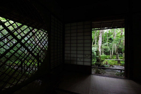 Đền thờ Gio-ji (Kyoto) của giáo phái Shingon được xây dựng bởi Nembutsubo Tyochin. Đây cũng là nơi lưu giữ và thờ tượng Phật Dainichi, người tượng trưng cho sự hợp nhất với vũ trụ.