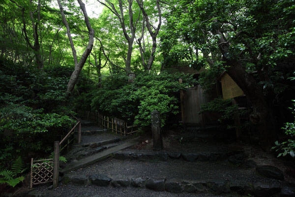 Đền thờ Gio-ji (Kyoto) của giáo phái Shingon được xây dựng bởi Nembutsubo Tyochin. Đây cũng là nơi lưu giữ và thờ tượng Phật Dainichi, người tượng trưng cho sự hợp nhất với vũ trụ.