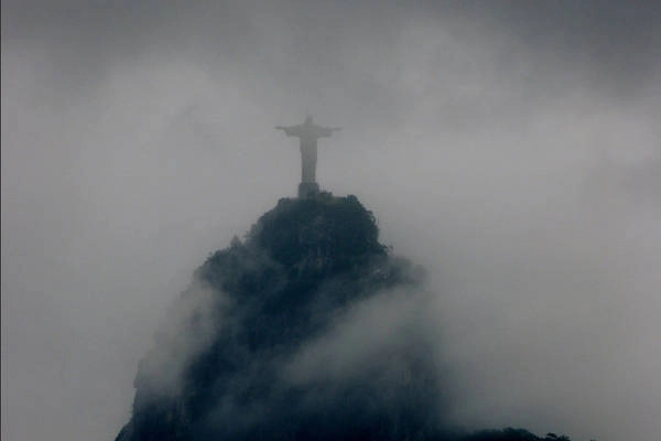 Rio de Janeiro, số 1 Tôi đã thực sự mong muốn được nhìn thấy Chúa Kitô bức tượng Redemeer và cái nhìn đầu tiên tôi đã nhận của nó là khi tôi hào hứng phát hiện nó nhìn trộm ra khỏi đám mây. Tôi bị thu hút bởi bức tượng bất cứ khi nào tôi nhìn thấy nó trong chuyến thăm của tôi, nhưng lần đầu tiên tôi nhìn thấy nó enshrouded bởi những đám mây là đặc biệt mạnh mẽ. - Sarah Boardman, Colorado Springs (Đăng ngày 19 tháng 8)