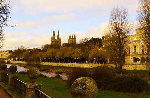 Burgos, Tây Ban Nha, số 25 Tôi đã đến thăm Burgos mùa đông vừa qua để gặp gia đình của bà tôi lần đầu tiên. Thành phố này là nơi có nhà thờ đẹp nhất mà tôi đã có vinh dự được đến thăm, đó là thực sự đáng chú ý. Các món ăn là một kinh nghiệm riêng của mình. Các tapas như tuyệt vời khi chúng được sáng tạo. - Alexandra Francesca Manzano, Pasadena, California (Gửi 09 tháng 11)