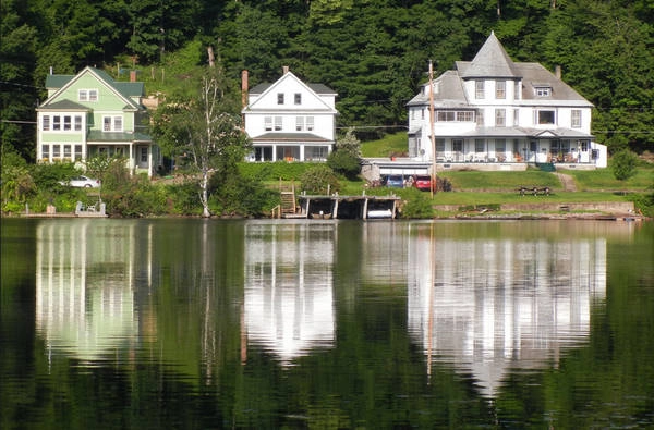 Adirondacks, N.Y., số 21 Gia đình chúng tôi đi du lịch đến các Adirondacks để ăn mừng kỷ niệm ngày cưới lần thứ 50 của bố mẹ tôi. Chúng tôi ở lại trong thành phố Hồ Saranac. Bức ảnh này là một cái nhìn qua Hồ Hoa. - Stacie Court, Athens, bang Georgia (Đăng ngày 11 tháng 7)