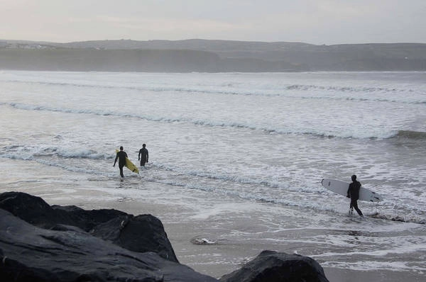 Ireland, số 40 Mùa đông lướt vào lúc bình minh trong Lahinch. Sau khi tham gia một chuyến bay qua đêm từ Newark đến Shannon, chúng tôi lái xe thẳng đến bãi biển trong bóng tối để lướt như Mặt trời mọc. Nó có lẽ là cách thú vị nhất và phấn khởi để đánh bại đi máy bay! Tôi không thể chờ đợi để quay trở lại! - Đánh Curley, New York (Đăng ngày 14 tháng 1)