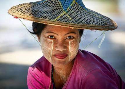 Phụ nữ Myanmar với thanaka