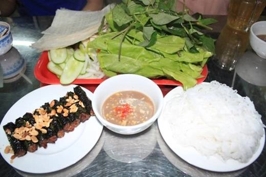 Không chỉ có đường Tôn Đức Thắng mới là “thánh địa” của bò lá lốt ở Sài Gòn, mà ngay ở quận “đại gia” cũng có món này với giá dễ chịu hơn. Cứ đi ngang đường số 2 là biết bao người lại nôn nao vì mùi thịt bò nướng bốc lên thơm không cưỡng nổi, âm thanh xì xèo của nước thịt bò chảy trên vỉ nướng, lá lốt chuyển sang màu đen bóng cực hấp dẫn. (Ảnh: Internet) Không chỉ có đường Tôn Đức Thắng mới là “thánh địa” của bò lá lốt ở Sài Gòn, mà ngay ở quận “đại gia” cũng có món này với giá dễ chịu hơn. Cứ đi ngang đường số 2 là biết bao người lại nôn nao vì mùi thịt bò nướng bốc lên thơm không cưỡng nổi, âm thanh xì xèo của nước thịt bò chảy trên vỉ nướng, lá lốt chuyển sang màu đen bóng cực hấp dẫn. (Ảnh: Internet)