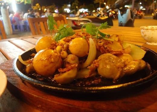 Là một trong các món mới gây sốt ở Sài Gòn trong mùa hè này, lòng gà trứng non trông cực kì ngon mắt với những quả trứng non tròn, vàng ươm và luôn nóng hổi. Thưởng thức vị ngon vừa béo vừa thơm của trứng cùng một ít hành tây thì còn gì bằng. (Ảnh: Internet) Là một trong các món mới gây sốt ở Sài Gòn trong mùa hè này, lòng gà trứng non trông cực kì ngon mắt với những quả trứng non tròn, vàng ươm và luôn nóng hổi. Thưởng thức vị ngon vừa béo vừa thơm của trứng cùng một ít hành tây thì còn gì bằng. (Ảnh: Internet)
