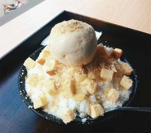 Một món ăn vặt không quá xa lạ với giới trẻ Sài thành. Bingsu ở quận 7 vẫn đầy ắp, ăn 2 – 3 người mới hết, đủ các hương vị thơm ngon nhưng giá cả lại dễ chịu hơn những cửa hàng ở quận 1 rất nhiều nhé. (Ảnh: Internet) Một món ăn vặt không quá xa lạ với giới trẻ Sài thành. Bingsu ở quận 7 vẫn đầy ắp, ăn 2 – 3 người mới hết, đủ các hương vị thơm ngon nhưng giá cả lại dễ chịu hơn những cửa hàng ở quận 1 rất nhiều nhé. (Ảnh: Internet)