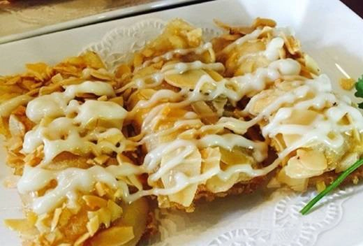 Chả giò hải sản hạnh nhân giữ độ nóng giòn rất dai nên đừng vội vàng khi ăn món này nhé. Lớp vỏ có những lát hạnh nhân bùi bùi, phần nhân bên trong vừa phải, được ướp gia vị vừa miệng nên khi chiên lên thì vừa ngon vừa giòn. Đừng quên chấm một ít sốt mayonnaise cho vị của món ăn thêm trọn vẹn nhé. (Ảnh: Internet) Chả giò hải sản hạnh nhân giữ độ nóng giòn rất dai nên đừng vội vàng khi ăn món này nhé. Lớp vỏ có những lát hạnh nhân bùi bùi, phần nhân bên trong vừa phải, được ướp gia vị vừa miệng nên khi chiên lên thì vừa ngon vừa giòn. Đừng quên chấm một ít sốt mayonnaise cho vị của món ăn thêm trọn vẹn nhé. (Ảnh: Internet)