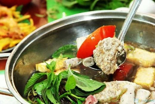 Lẩu cua đồng sôi sùng sục với sự góp mặt của đủ loại rau tươi ngon là một lựa chọn tuyệt vời cho buổi tối mát trời dạo quanh quận 7. Nước lẩu mang vị ngọt do thịt cua đồng tiết ra, sóng sánh cùng những miếng chả, rau thơm, rau sống… cả một góc đường Nguyễn Thị Thập trở nên đông vui nhờ món lẩu ngon lành này. (Ảnh: Internet) Lẩu cua đồng sôi sùng sục với sự góp mặt của đủ loại rau tươi ngon là một lựa chọn tuyệt vời cho buổi tối mát trời dạo quanh quận 7. Nước lẩu mang vị ngọt do thịt cua đồng tiết ra, sóng sánh cùng những miếng chả, rau thơm, rau sống… cả một góc đường Nguyễn Thị Thập trở nên đông vui nhờ món lẩu ngon lành này. (Ảnh: Internet)