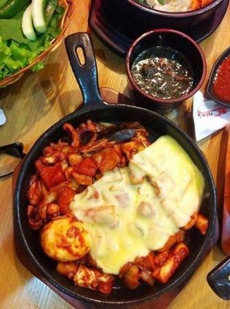 Topokki có lẽ không còn xa lạ với người Sài Gòn nữa nhưng một chút biến tấu với phô mai chắc chắn sẽ đưa món này “sốt xình xịch” trở lại. Từng chiếc bánh gạo trắng ngần, dẻo dẻo mà lại được một lớp phô mai béo, hơi chua bao quanh, xen lẫn vị mặn và cay của nước sốt, nay các tín đồ ăn uống Sài Gòn lại có thêm lí do để thêm yêu ẩm thực Hàn Quốc. (Ảnh: Internet) Topokki có lẽ không còn xa lạ với người Sài Gòn nữa nhưng một chút biến tấu với phô mai chắc chắn sẽ đưa món này “sốt xình xịch” trở lại. Từng chiếc bánh gạo trắng ngần, dẻo dẻo mà lại được một lớp phô mai béo, hơi chua bao quanh, xen lẫn vị mặn và cay của nước sốt, nay các tín đồ ăn uống Sài Gòn lại có thêm lí do để thêm yêu ẩm thực Hàn Quốc. (Ảnh: Internet)