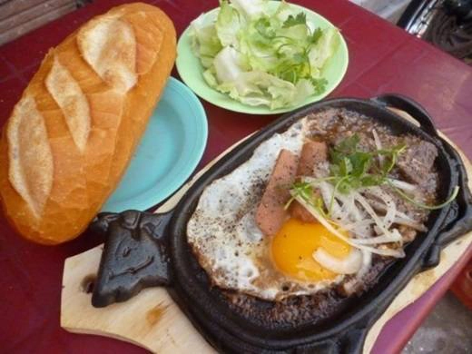 Nếu chỉ muốn một món ăn đơn giản, an toàn cho buổi tối yên bình thì bò né ắt hẳn sẽ làm bạn hài lòng. Thịt bò mềm, pa tê thơm lừng, trứng ốp la lòng đào cùng một ít phô mai, xé từng mẩu bánh mì nóng ăn kèm, bữa tối cùng bò né sẽ làm bạn ấm bụng hơn bao giờ hết. (Ảnh: Internet) Nếu chỉ muốn một món ăn đơn giản, an toàn cho buổi tối yên bình thì bò né ắt hẳn sẽ làm bạn hài lòng. Thịt bò mềm, pa tê thơm lừng, trứng ốp la lòng đào cùng một ít phô mai, xé từng mẩu bánh mì nóng ăn kèm, bữa tối cùng bò né sẽ làm bạn ấm bụng hơn bao giờ hết. (Ảnh: Internet)