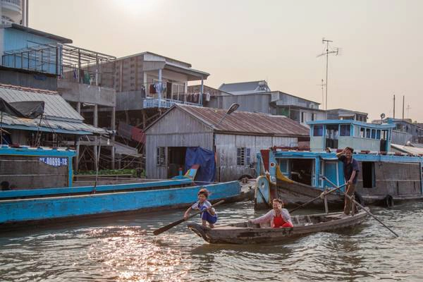 Ngồi trên tàu cao tốc Victoria Speedboat du khách sẽ có cơ hội chiêm ngưỡng những hình ảnh người người dân miền sông nước. Ảnh: victoriahotels.asia