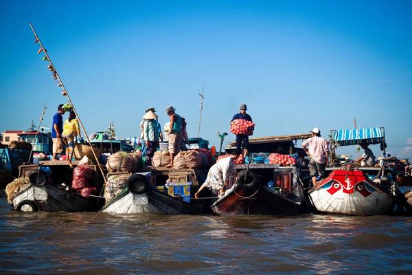 Ghe chở hàng trên dòng Mê Kông. Ảnh: buffalotours.com