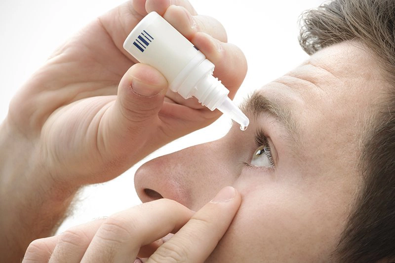 lòng trắng mắt bị phồng rộp