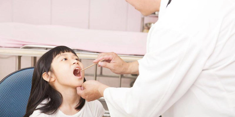 Khám họng khám nhi
