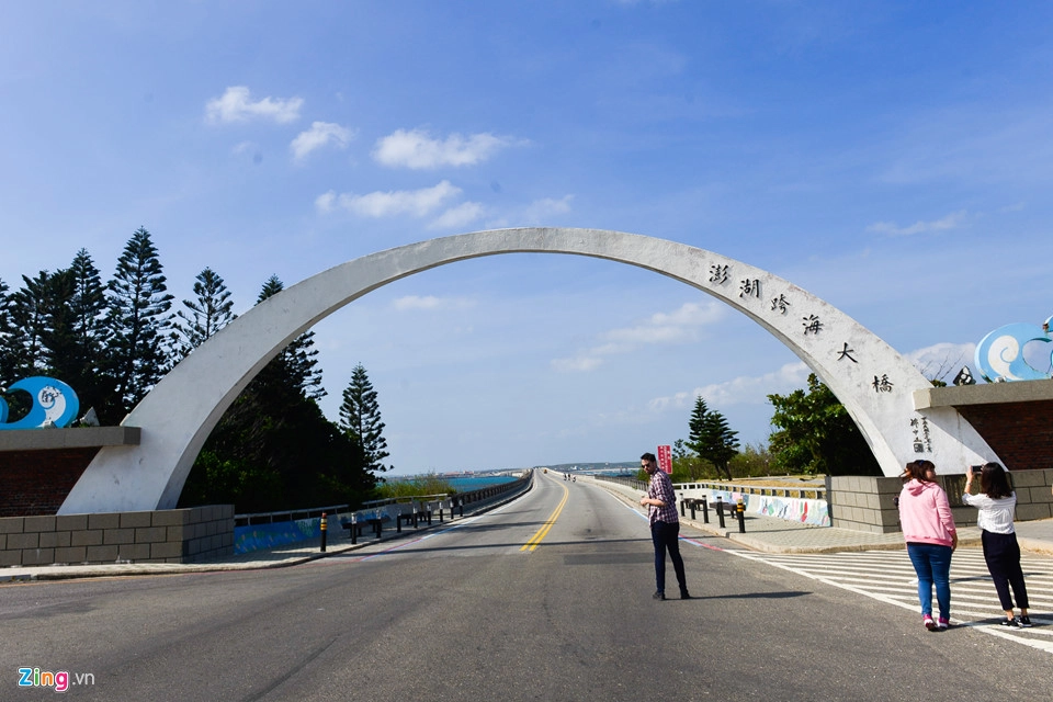 Một địa điểm khác bạn sẽ ghé thăm trên đường qua các đảo chính là cây cầu Trans Ocean, nối giữa 2 huyện đảo Tây Tự (Siyu), thuộc đảo Bành Hồ, và Bạch Sa (Baisha), thuộc đảo Hải Nam. Cây cầu được bắt đầu xây dựng vào năm 1965 và hoàn thành vào năm 1970. Sau nhiều lần tu sửa, cây cầu dài 2.494 m và rộng 13 m.