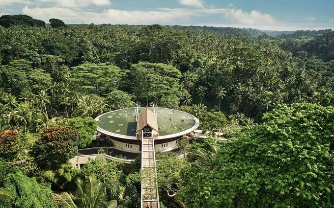 1. Four Seasons Resort Bali tại Sayan, Indonesia Để vào khu resort 60 phòng ở Thung lũng sông Ayung này, du khách có thể đi qua cây cầu treo trên những rặng dừa và cánh đồng lúa. Mỗi biệt thự ven sông đều có không gian thiền giữa ao sen trên mái nhà, phòng khách ngoài trời và hồ bơi. Tại đây, du khách có thể chèo thuyền trên sông Ayung, trồng lúa cùng người dân địa phương hay tham gia lễ cầu an và ban phước tại bốn ngôi chùa thiêng trên sông Pakerisan. 1. Four Seasons Resort Bali tại Sayan, Indonesia Để vào khu resort 60 phòng ở Thung lũng sông Ayung này, du khách có thể đi qua cây cầu treo trên những rặng dừa và cánh đồng lúa. Mỗi biệt thự ven sông đều có không gian thiền giữa ao sen trên mái nhà, phòng khách ngoài trời và hồ bơi. Tại đây, du khách có thể chèo thuyền trên sông Ayung, trồng lúa cùng người dân địa phương hay tham gia lễ cầu an và ban phước tại bốn ngôi chùa thiêng trên sông Pakerisan.