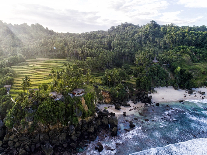 9. Nihi Sumba Island, Indonesia Nằm cách bờ đông đảo Bali 400 km, khu nghỉ dưỡng này nổi tiếng với nhiều trải nghiệm dành cho du khách lưu trú, từ spa, yoga, lướt sóng, đến đua ngựa trên bờ biển, lặn săn cá, thăm nhà máy chocolate. 9. Nihi Sumba Island, Indonesia Nằm cách bờ đông đảo Bali 400 km, khu nghỉ dưỡng này nổi tiếng với nhiều trải nghiệm dành cho du khách lưu trú, từ spa, yoga, lướt sóng, đến đua ngựa trên bờ biển, lặn săn cá, thăm nhà máy chocolate.