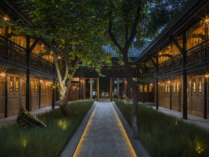 8. Temple House, Thành Đô, Trung Quốc Được đặt tên theo ngôi đền Daci gần đó, khách sạn khôi phục kiến trúc một căn nhà cổ từ đời Thanh. Những nghệ nhân đã bảo tồn từng nét xưa trong những viên gạch truyền thống, chi tiết chạm khắc gỗ, trần gỗ và sàn nhà, mái hiên đua ra... 8. Temple House, Thành Đô, Trung Quốc Được đặt tên theo ngôi đền Daci gần đó, khách sạn khôi phục kiến trúc một căn nhà cổ từ đời Thanh. Những nghệ nhân đã bảo tồn từng nét xưa trong những viên gạch truyền thống, chi tiết chạm khắc gỗ, trần gỗ và sàn nhà, mái hiên đua ra...