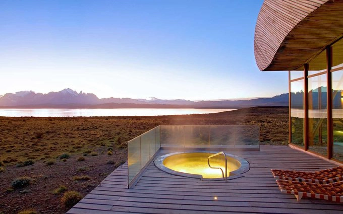 7. Tierra Patagonia Hotel & Spa, Torres del Paine, Chile Nằm giữa Vườn quốc gia Torres del Paine, khách sạn là nơi để du khách tận hưởng những chuyến du ngoạn ngoài trời giữa thiên nhiên hoang dã. Khu nghỉ này sử dụng nhiều tác phẩm nghệ thuật và vật liệu tự nhiên của địa phương như thảm lông cừu, hay các mẫu hóa thạch cổ được tìm thấy trong vườn quốc gia. Khách sạn không có tivi. 7. Tierra Patagonia Hotel & Spa, Torres del Paine, Chile Nằm giữa Vườn quốc gia Torres del Paine, khách sạn là nơi để du khách tận hưởng những chuyến du ngoạn ngoài trời giữa thiên nhiên hoang dã. Khu nghỉ này sử dụng nhiều tác phẩm nghệ thuật và vật liệu tự nhiên của địa phương như thảm lông cừu, hay các mẫu hóa thạch cổ được tìm thấy trong vườn quốc gia. Khách sạn không có tivi.