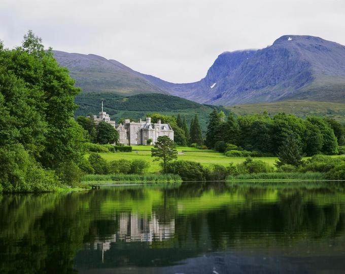 4. Khách sạn Lâu đài Inverlochy, Torlundy, Scotland Inverlochy là một lâu đài từ thế kỷ 19 nằm giữa những tán cây xanh. Trong một chuyến đi đến Balmoral vào năm 1873, Nữ hoàng Victoria đã dành một tuần tại lâu đài Inverlochy, vẽ lại cảnh quan xung quanh. Bà viết trong nhật ký của mình: "Tôi chưa thấy nơi nào đáng yêu hoặc lãng mạn hơn nơi nay". Nép mình dưới chân đồi Ben Nevis, Lâu đài Inverlochy nằm ngay gần một số phong cảnh đẹp nhất của Scotland như thác Glen Nevis, tượng đài ở Glenfinnan và những ngọn núi Glencoe. 4. Khách sạn Lâu đài Inverlochy, Torlundy, Scotland Inverlochy là một lâu đài từ thế kỷ 19 nằm giữa những tán cây xanh. Trong một chuyến đi đến Balmoral vào năm 1873, Nữ hoàng Victoria đã dành một tuần tại lâu đài Inverlochy, vẽ lại cảnh quan xung quanh. Bà viết trong nhật ký của mình: "Tôi chưa thấy nơi nào đáng yêu hoặc lãng mạn hơn nơi nay". Nép mình dưới chân đồi Ben Nevis, Lâu đài Inverlochy nằm ngay gần một số phong cảnh đẹp nhất của Scotland như thác Glen Nevis, tượng đài ở Glenfinnan và những ngọn núi Glencoe.