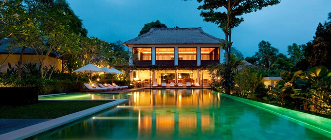 Como Uma Ubud là khu nghỉ dưỡng nằm giữa đồi núi rộng lớn và những cánh đồng lúa dài bất tận ở Bali, Indonesia. Du khách tới đây có thể tham gia vào các buổi trình diễn gamelan (nhạc cụ dân tộc của Indonesia) hay các buổi tế thần. Giá phòng ở đây tối thiểu là 350 USD một đêm.