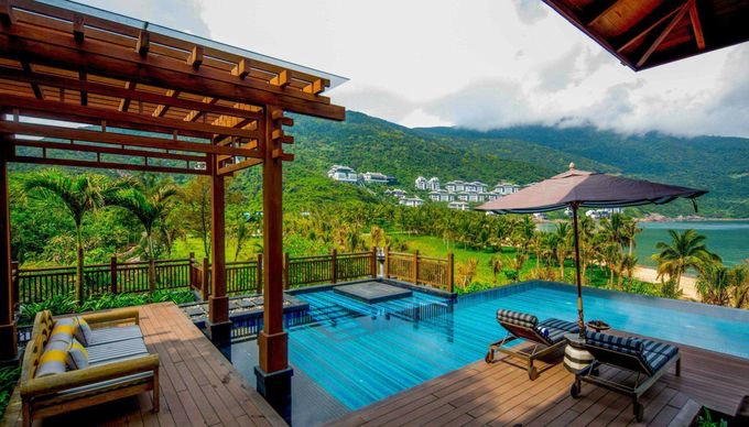 InterContinental Danang Sun Peninsula Resort nằm cách sân bay Đà Nẵng 30 phút, với các biệt thự, công trình nằm rải rác từ đỉnh đồi xanh tươi trải dài xuống bờ biển cát trắng. Đây cũng là nơi đón tiếp các lãnh đạo cấp cao trên thế giới tới tham dự hội nghị APEC 2017. Khách sạn này được xếp hạng 15 trong danh sách tốt nhất thế giới. Giá phòng ở đây một đêm từ 400 USD đến 3.000 USD.
