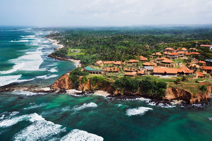 Đến Cape Weligama ở Sri Lanka, du khách có thể nhìn ngắm những vách đá dựng đứng, sóng biển rì rào đánh phía dưới. Khu nghỉ dưỡng này nằm trên khoảng đất rộng thuộc đỉnh một mũi đất nhỏ cao hơn 40 m so với mặt biển Ấn Độ Dương. Nơi này cũng thu hút du khách với một hồ bơi vô cực hình trăng lưỡi liềm dài 60 m. Giá thuê phòng ở đây khoảng hơn 500 USD một đêm.